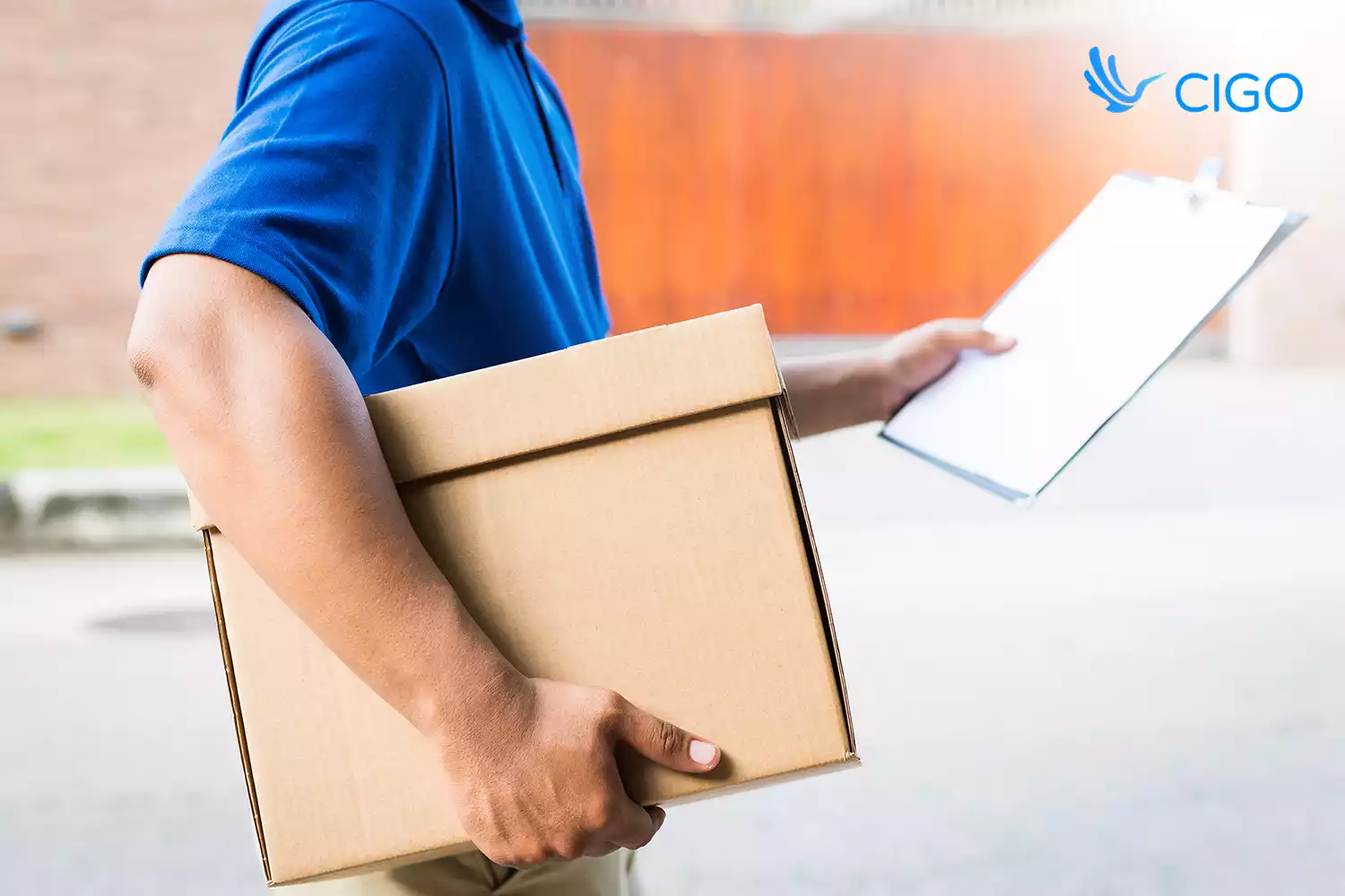 Courier carrying box and clipboard 