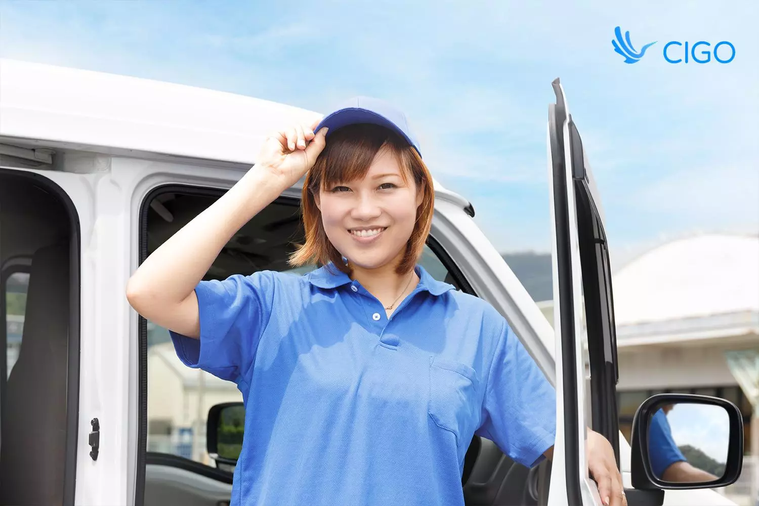 Fleet delivery driver beside a van, illustrating fleet management software supporting daily route execution