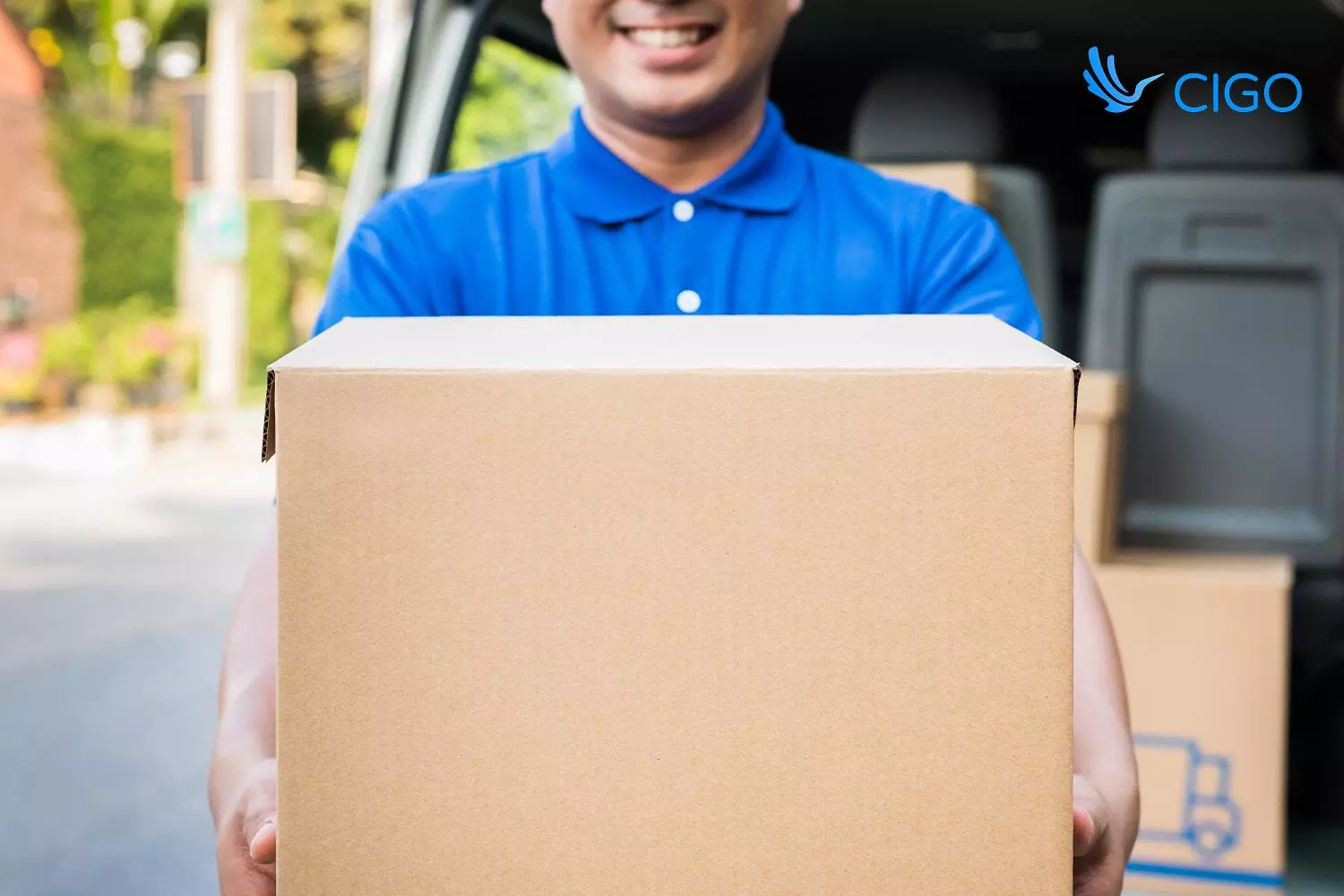 Delivery driver unloading bulky goods from a van, illustrating last-mile delivery optimization for mattress retailers